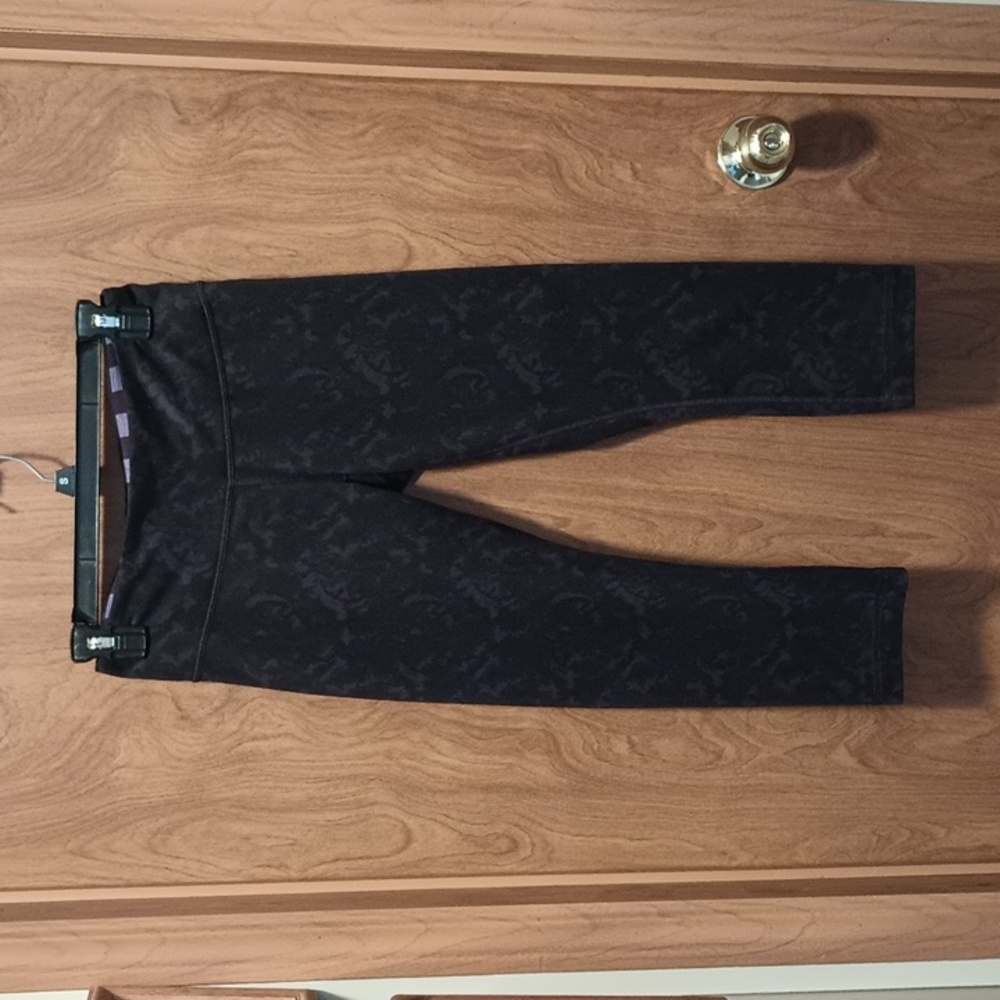 Lululemon Wunder Under Black and Purple Marble  Capri Length Leggings Size 6 EUC